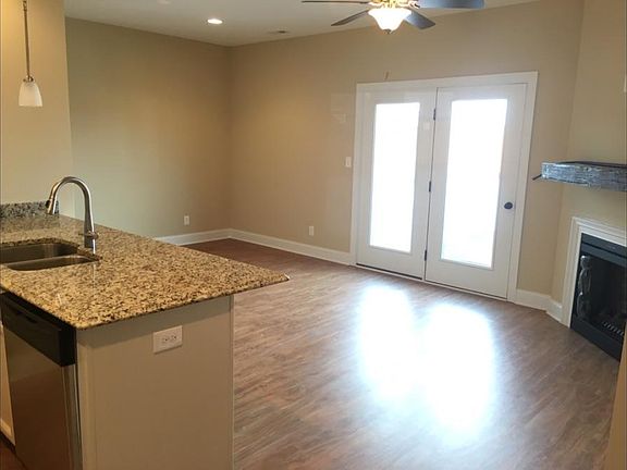 4th image of 100 Tradewynd Dr APT B