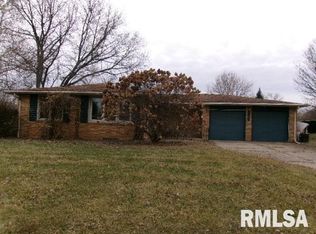 2216 Crestview Dr, Pekin, IL 61554