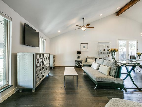 Bright and spacious living room/ dining room , walk out to back yard