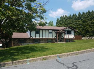 1635 Alpine Dr, Pen Argyl, PA 18072
