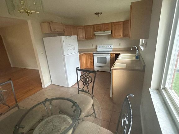 4th image of 281 Sunset Dr