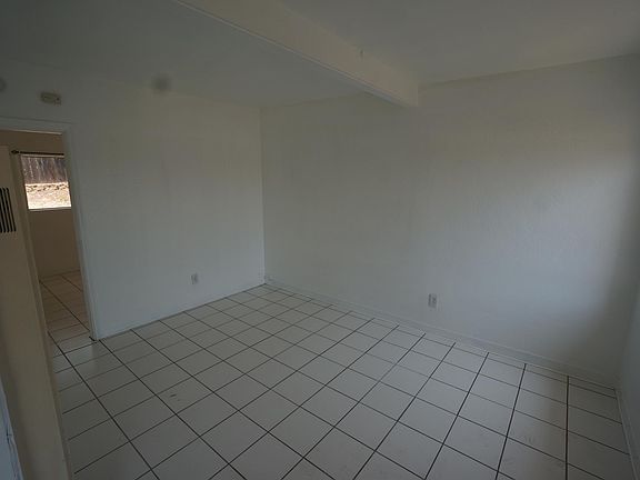 3rd image of 4915 Auburn Dr