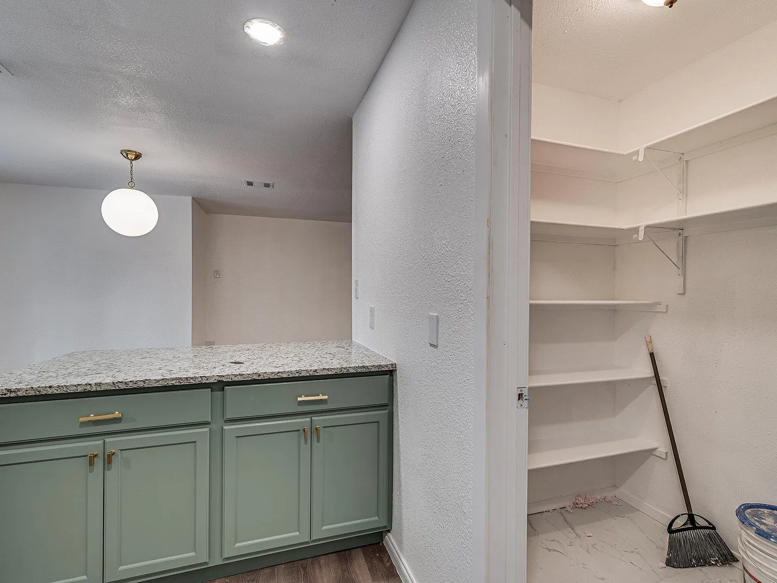 4 bed, 1365 sqft, $2,200 — Photo 2