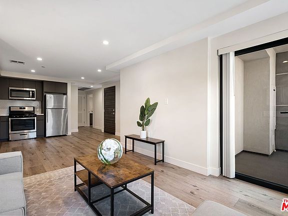 3rd image of 846 S Mariposa Ave #206