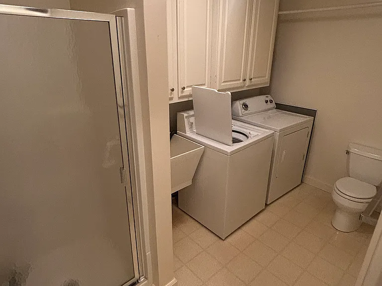 502 N Locust St — Photo 6