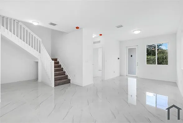 5 bed, 2504 sqft, $4,540 — Photo 2