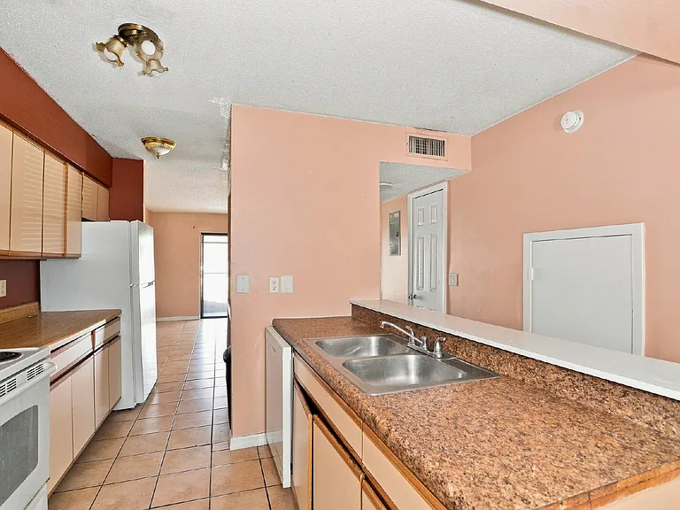 115 Michelle Ln #D — Photo 8