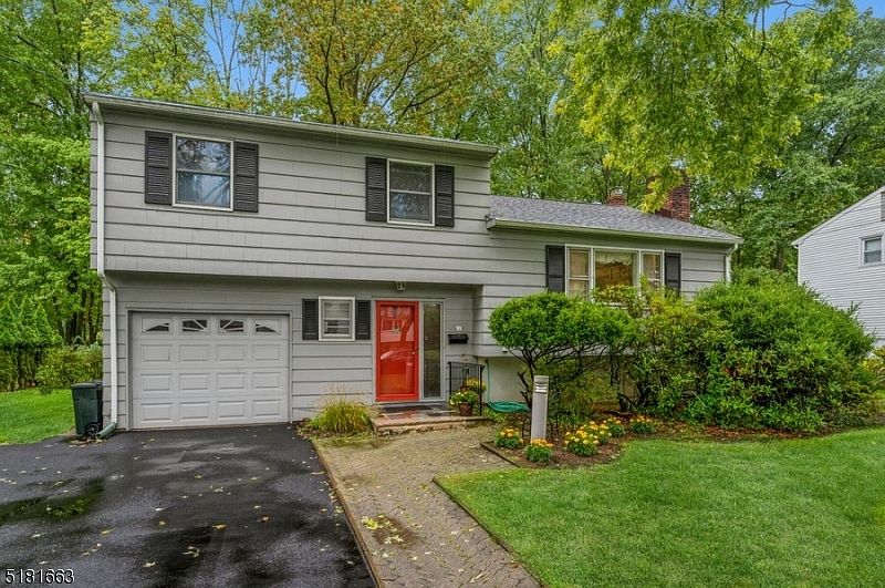 1st image of 16 Ashwood Dr