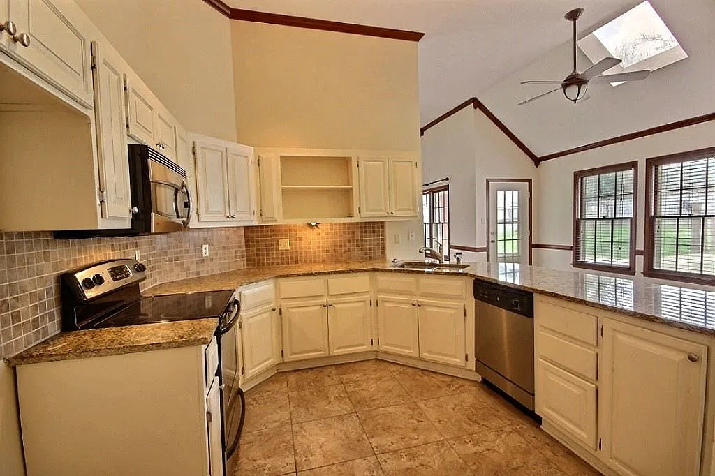 3 bed, 2.0 bath, 1636 sqft, $2,100 — Photo 4