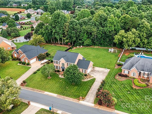 3rd image of 3556 Savannah Ln