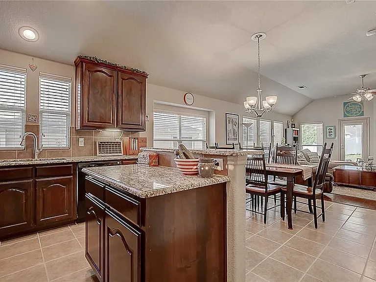 5009 Holliday Dr — Photo 7