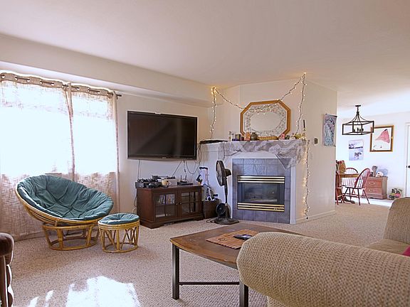 Spacious & full of light living room w/ gas fireplace