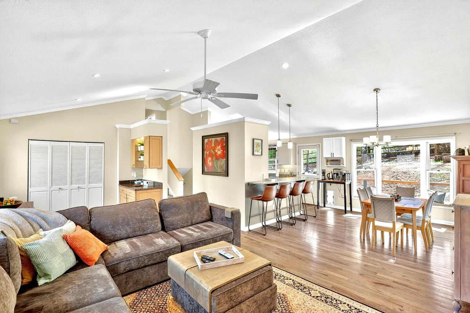 4 bed, 3.0 bath, $10,542 — Photo 1