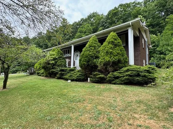 1004 Flat Top Rd, Shady Spring, WV 25918