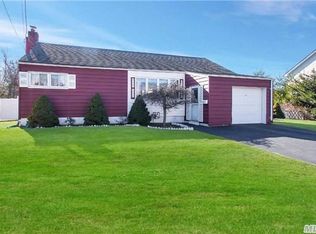 52 Winchester Dr, Lindenhurst, NY 11757
