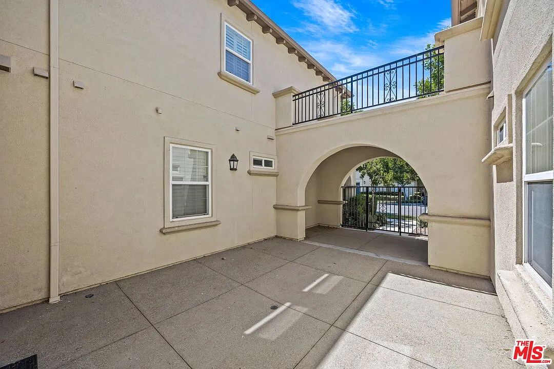 3 bed, 2.0 bath, 2074 sqft, $3,500 — Photo 3