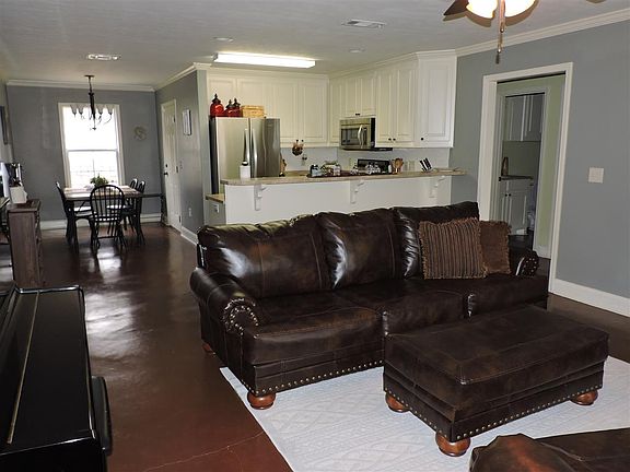 3rd image of 211 E Laurel Ave