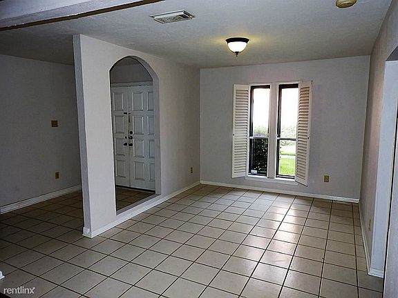 4th image of 2902 Camelot Ln