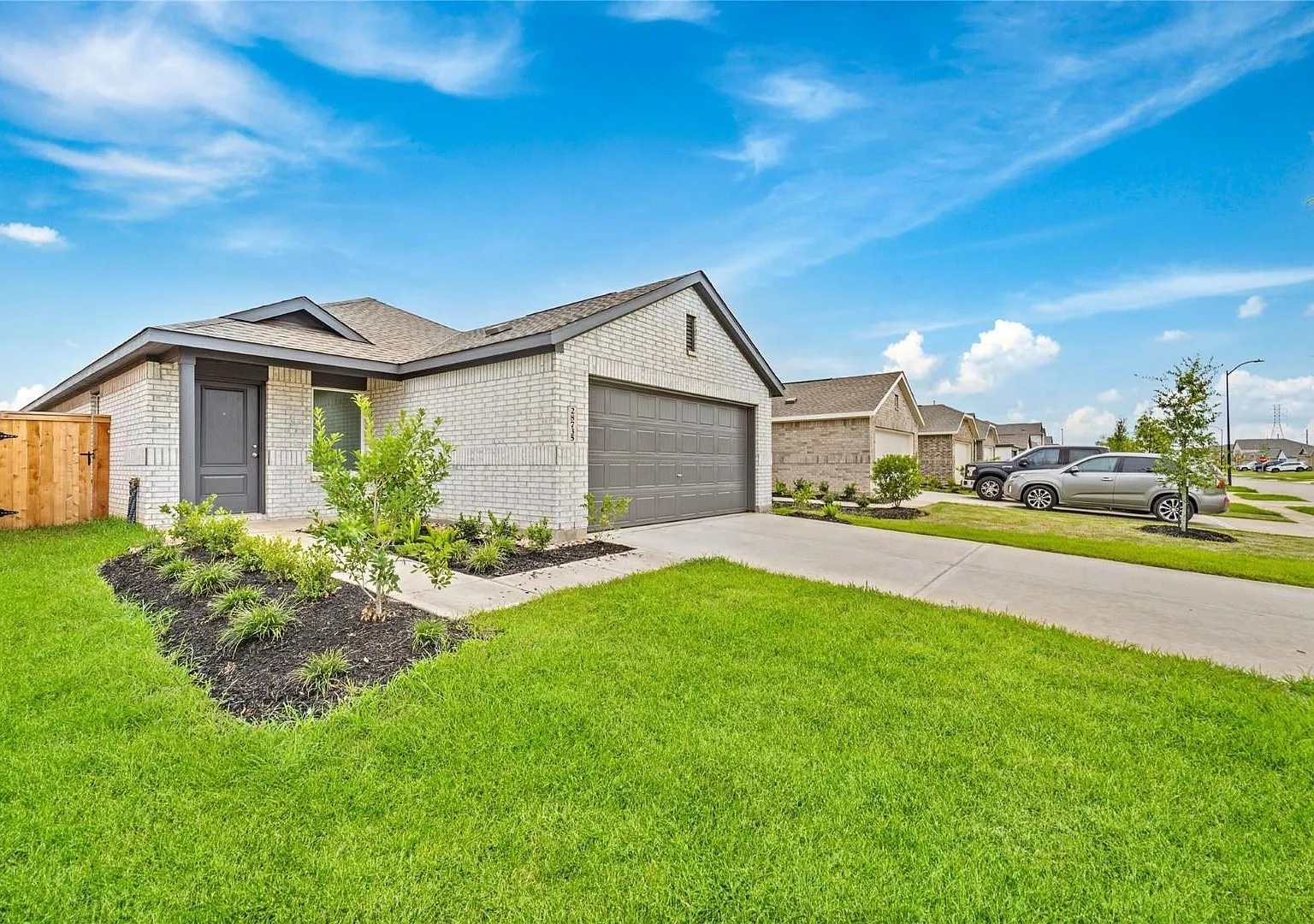 4 bed, 2.0 bath, 1690 sqft, $1,900 — Photo 2