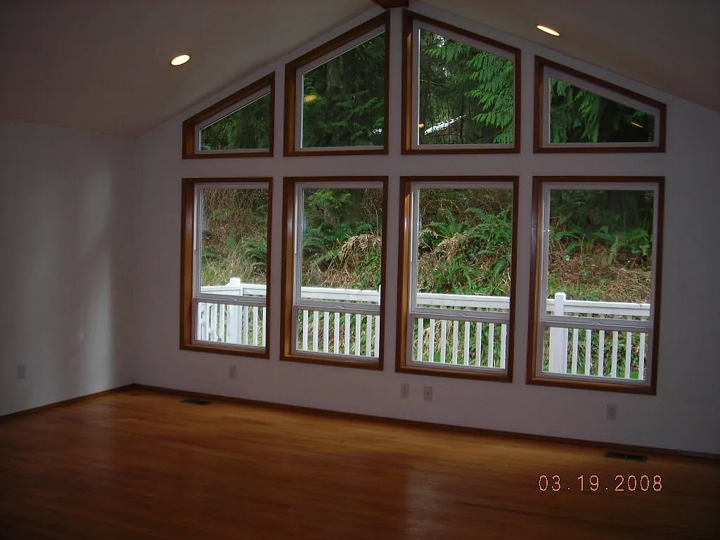5 bed, 4000 sqft, $5,949 — Photo 4