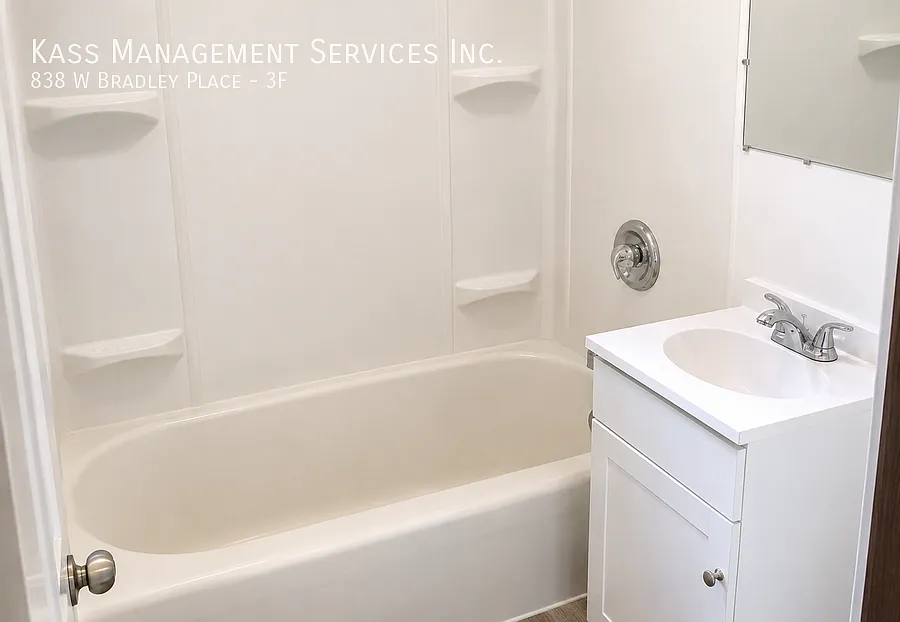 Spacious 3 Bed / 1 Bath Apartment in Lakeview Hardwood Floors & High Ceilings — Photo 4