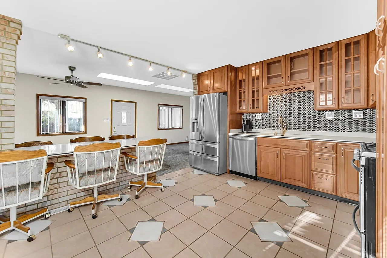 3 bed, 1250 sqft, $1,800 — Photo 3