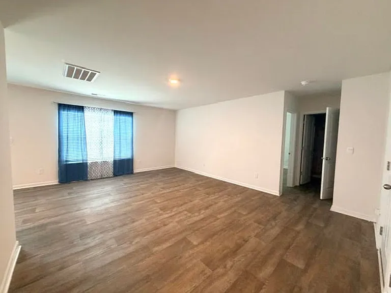526 Leven Dr — Photo 2