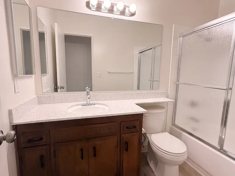 1033 Robinson Ave #14 — Photo 4