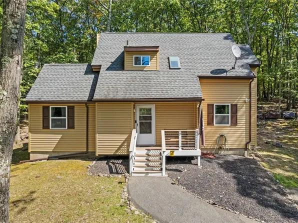 1255 Kensington Dr, East Stroudsburg, PA 18301