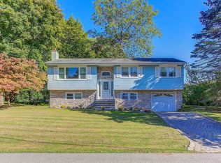 17 Bellmore Dr, Poughkeepsie, NY 12603