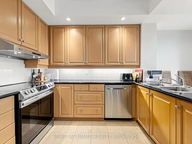 123 Eglinton Ave E #Penthouse 4 — Photo 17