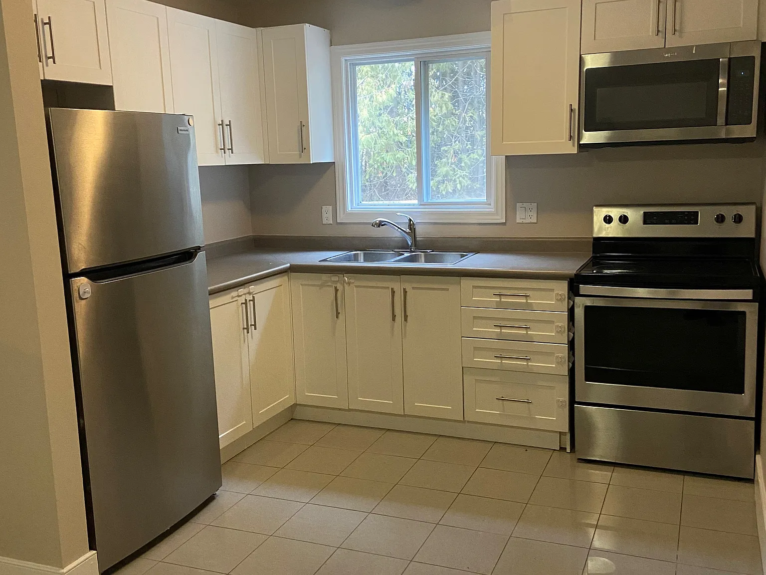 700 Parkhill Road West — Photo 4