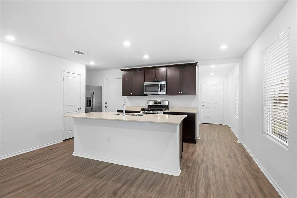 3 bed, 2.5 bath, 1377 sqft, $1,850 — Photo 4