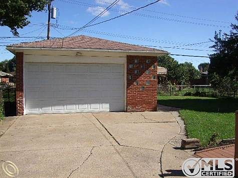 LARGE 2 CAR GARAGE