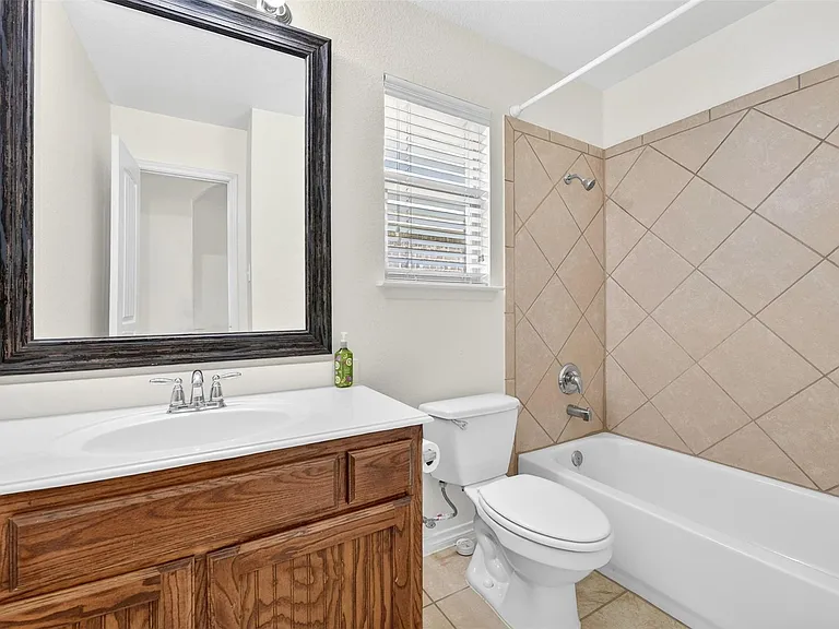 2153 Colby Ln — Photo 14