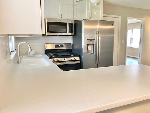 3rd image of 607 Oak Knolls Ave