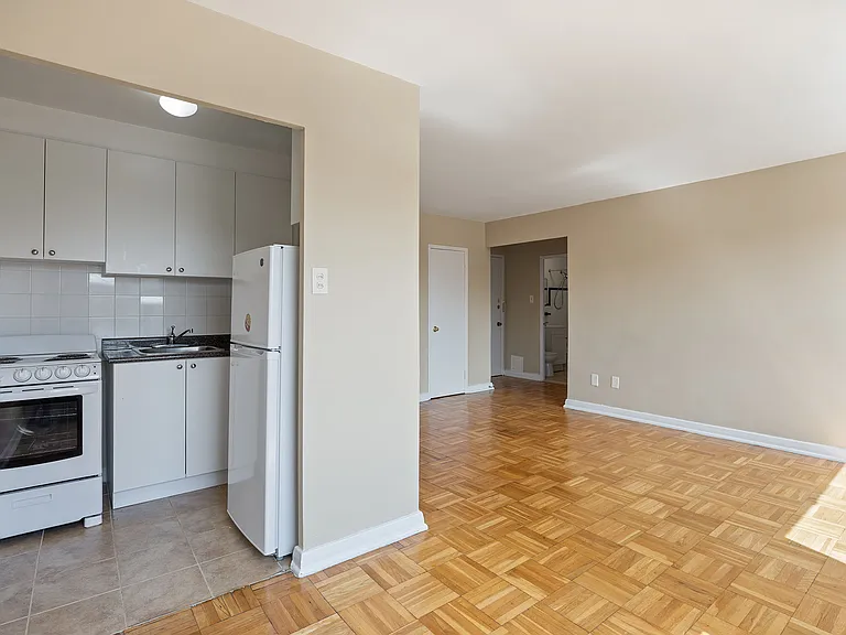 2890 Saint Clair Ave E — Photo 9