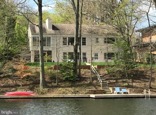 6376 Lakeview Dr, Falls Church, VA 22041
