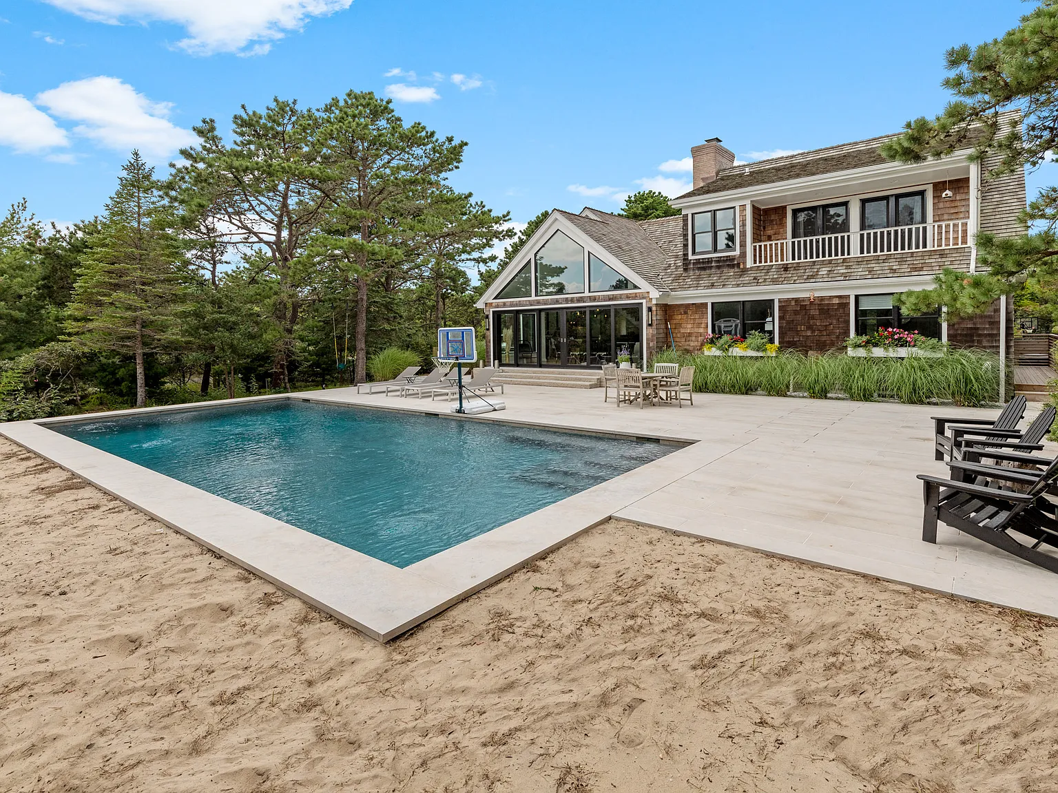 Luxurious Home with heated Pool — Photo 3