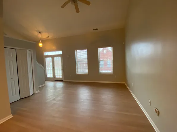 1112 Fountain View Cir, South Lyon, MI 48178