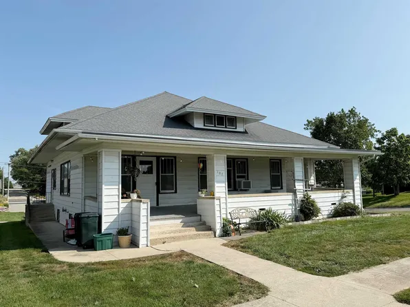 107 E Henry St, Calmar, IA 52132