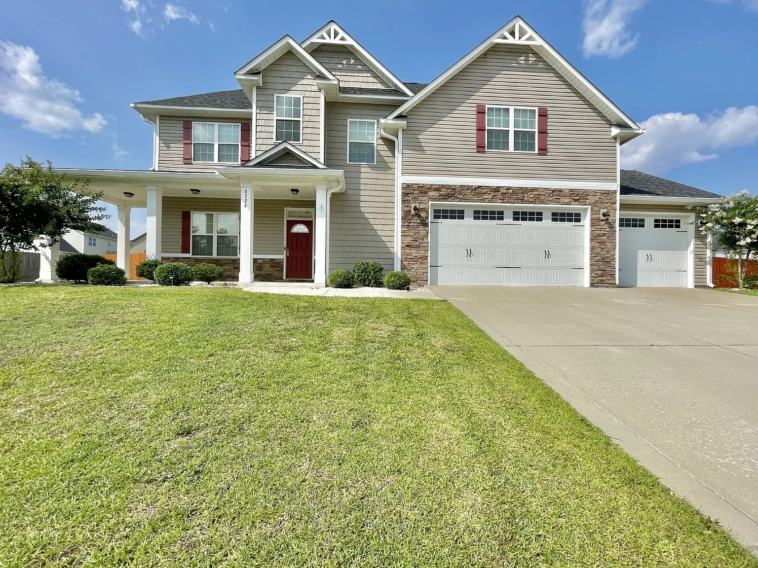 4 bed, 2.5 bath, 2577 sqft, $2,350 — Photo 1