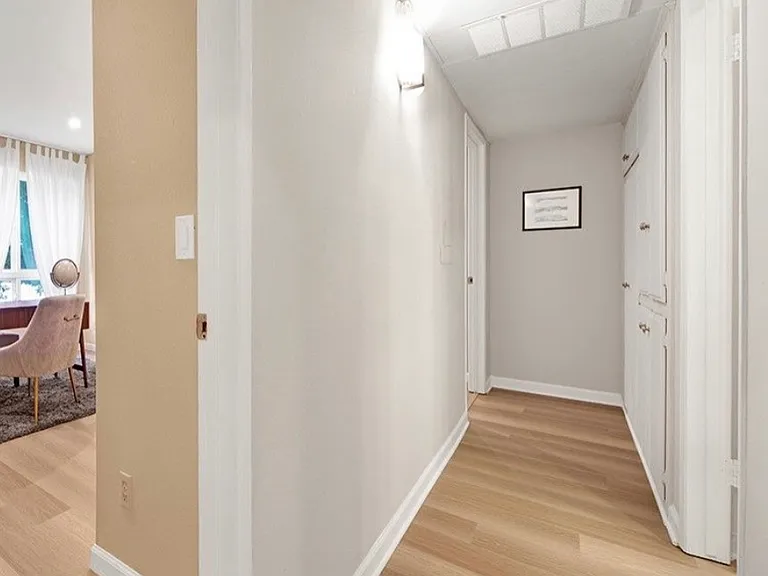 1262 S Barrington Ave #102 — Photo 8