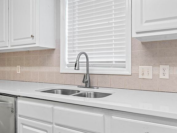 3rd image of 4212 Ravenwood Dr.