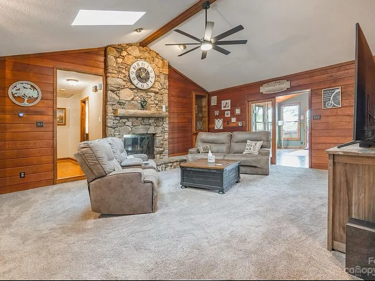318 Wellington Dr — Photo 4
