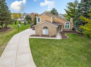 2279 Pawnee Dr, Wixom, MI 48393