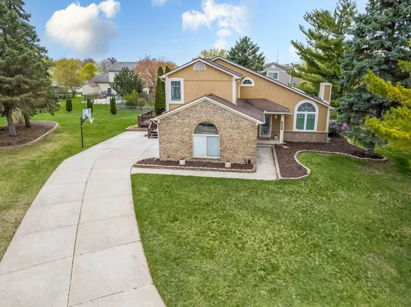 2279 Pawnee Dr, Wixom, MI 48393