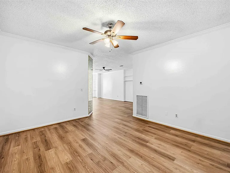 9410 Stonehouse Ln — Photo 8