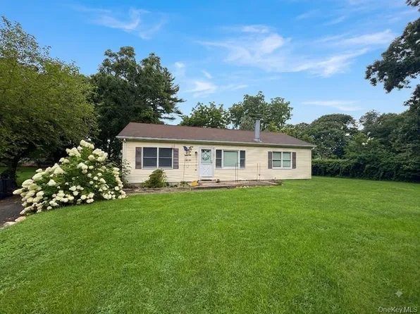 72 Locust Avenue, Oakdale, NY 11769
