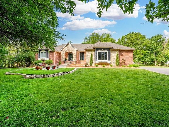 4th image of 32 Shadybrook Dr